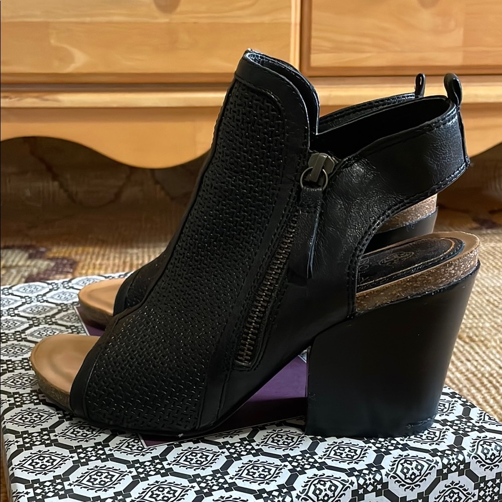 Leather Stylish Black Women's Heeled Sandals